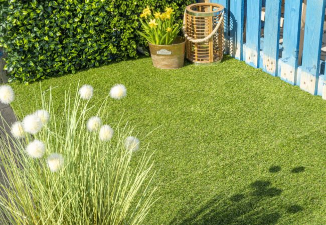 Sztuczna trawa – idealne rozwiązanie na balkon i taras