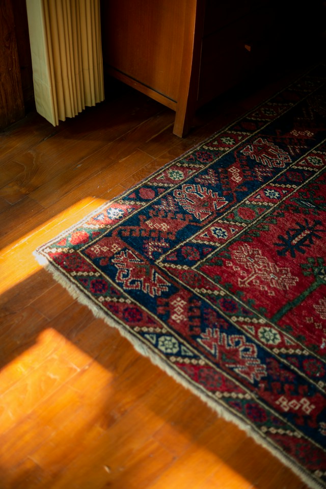 Dywan orientalny o głębokich kolorach jako wyrazisty akcent w aranżacji salonu